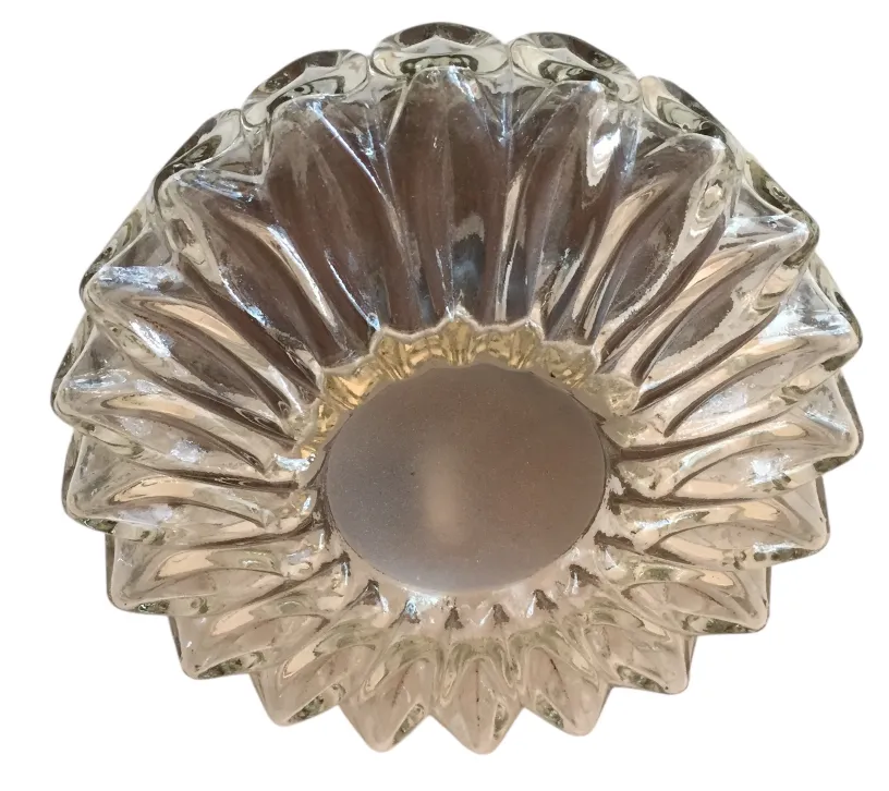 plafonnier ancien avec éléments décoratifs