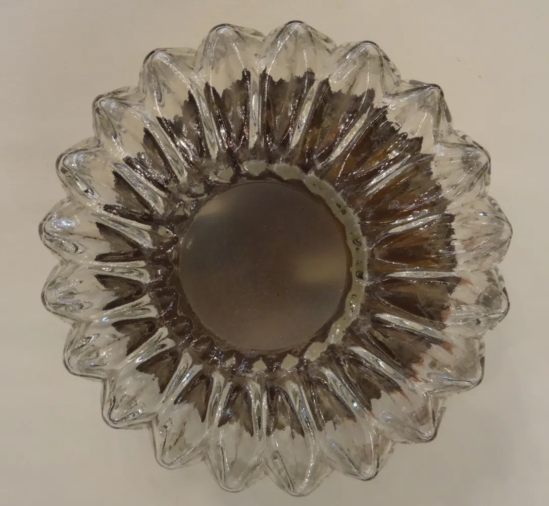 alte Deckenleuchte mit Glasdetails, Blumenform