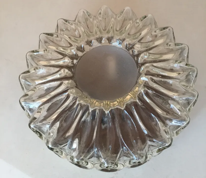 plafon antigo de cristal com forma ondulada e detalhes