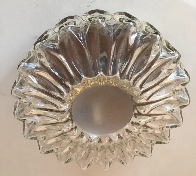 plafonnier ancien avec détails décoratifs et design stylisé