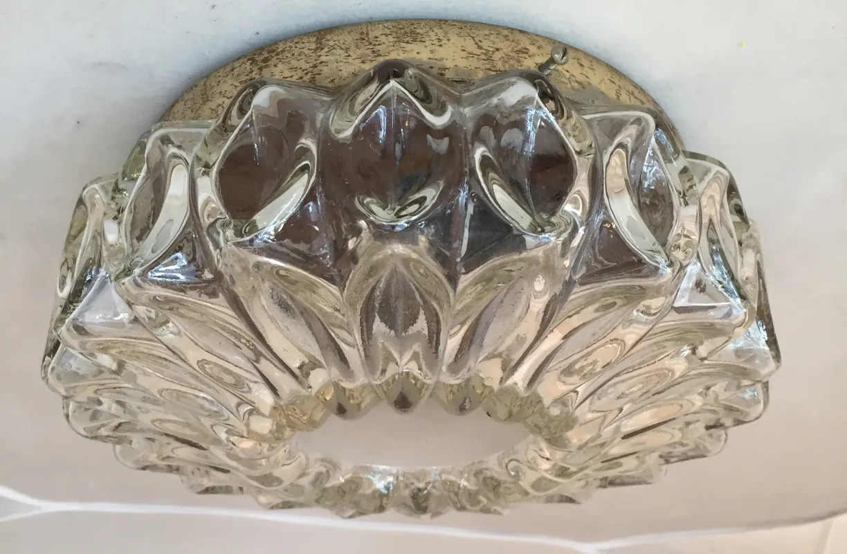 luz de teto antiga com design elegante e detalhado