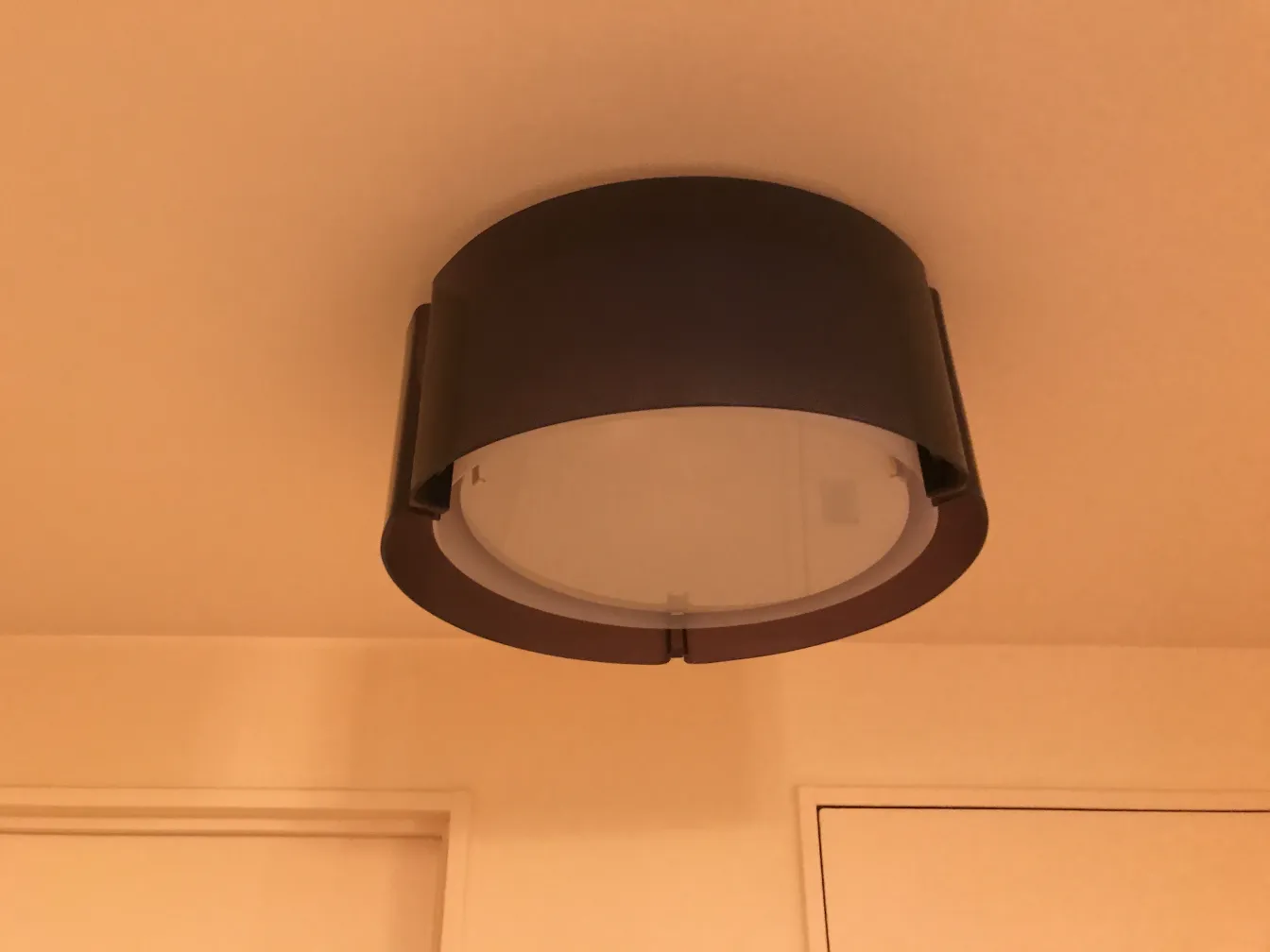 plafoniera antica con illuminazione soffusa