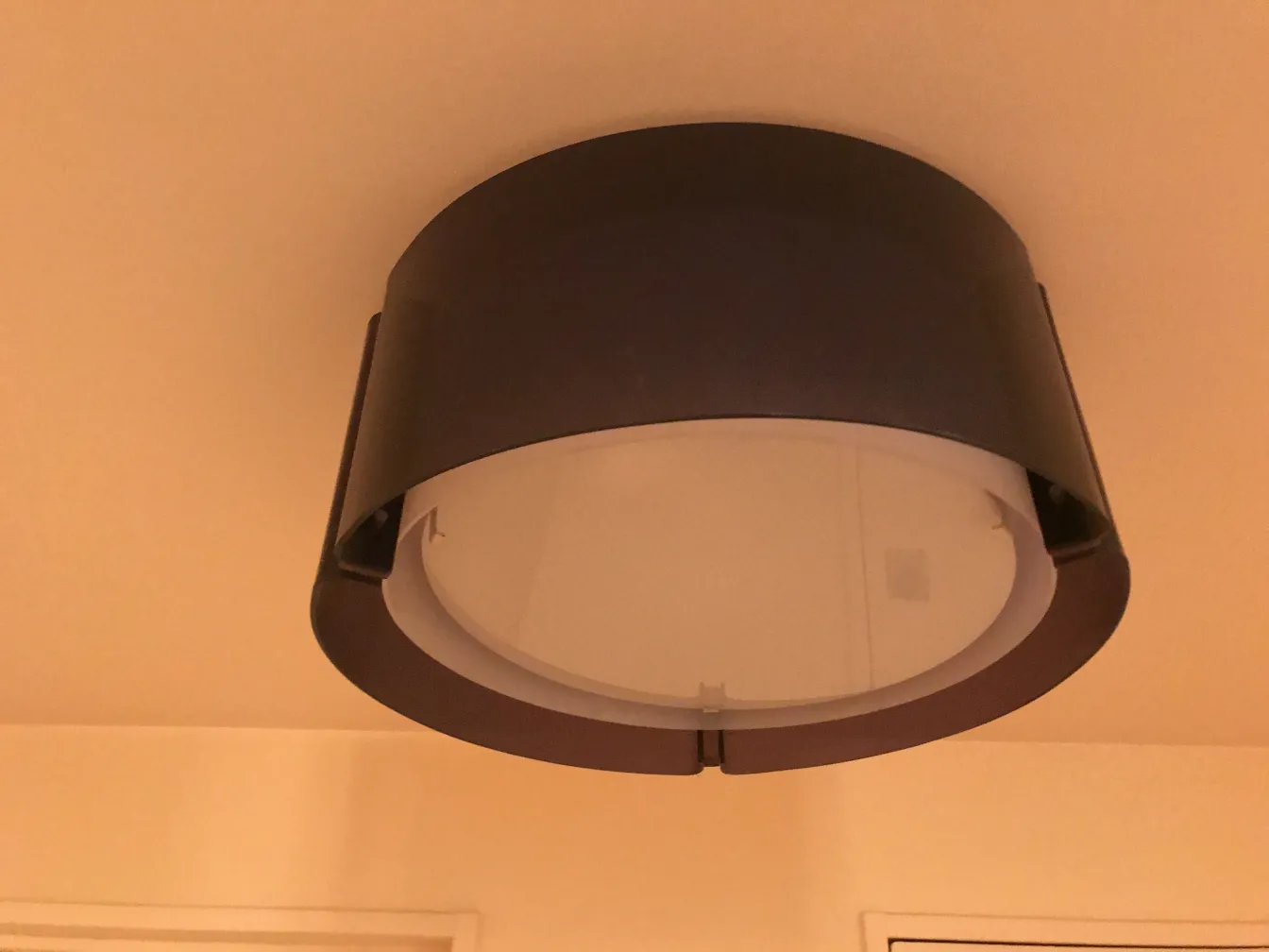 Plafón antiguo de forma circular en el techo, iluminación suave