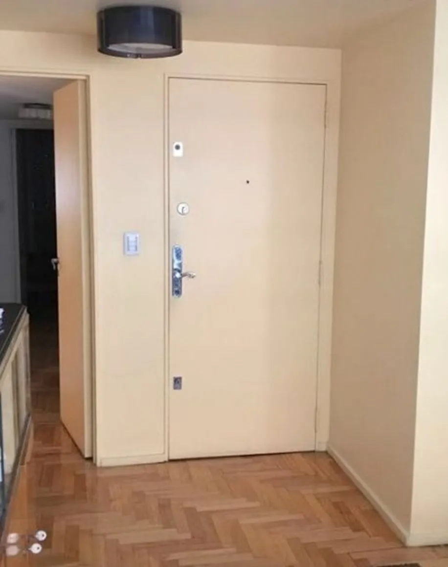 plafon antiguo en la entrada con puerta clara y paredes