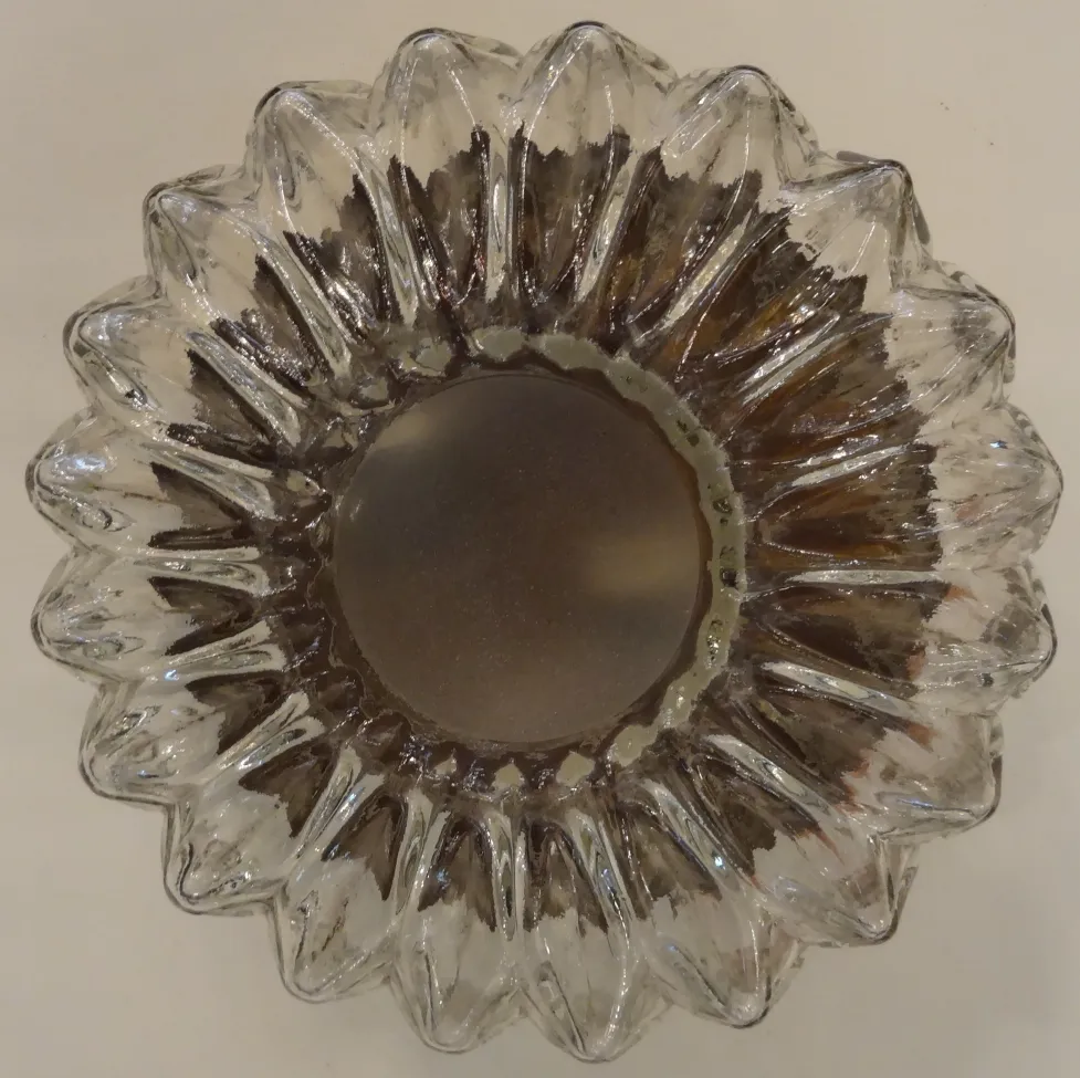 plafon antigüo con forma de flor y detalles atractivos