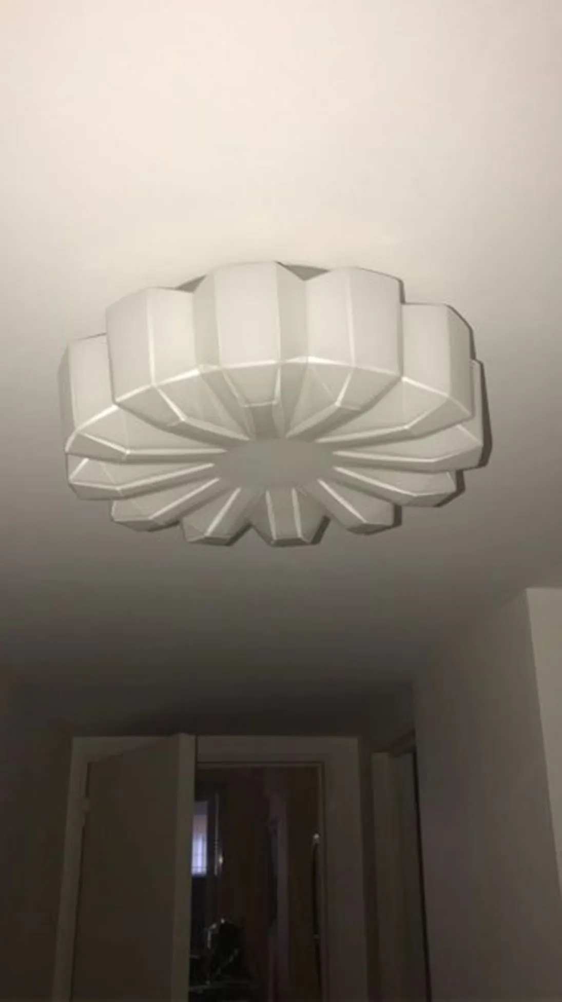 Plafoniera antica fissata al soffitto