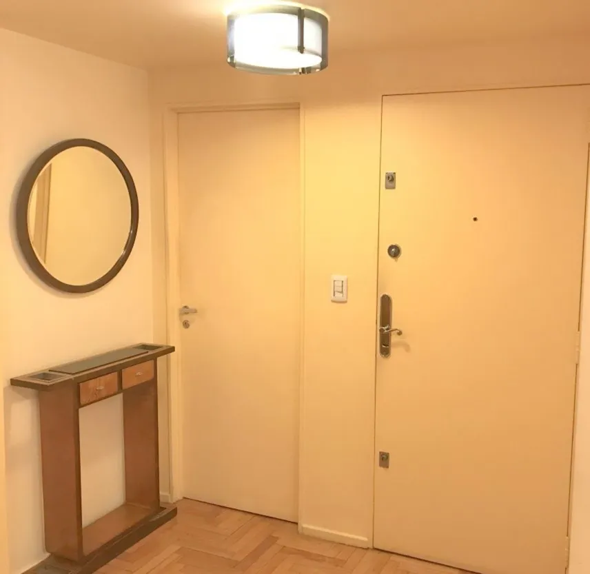 plafonnier ancien avec lumière chaude, dans un environnement intérieur