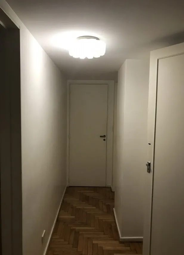 明るい廊下にあるアンティークシーリングライト