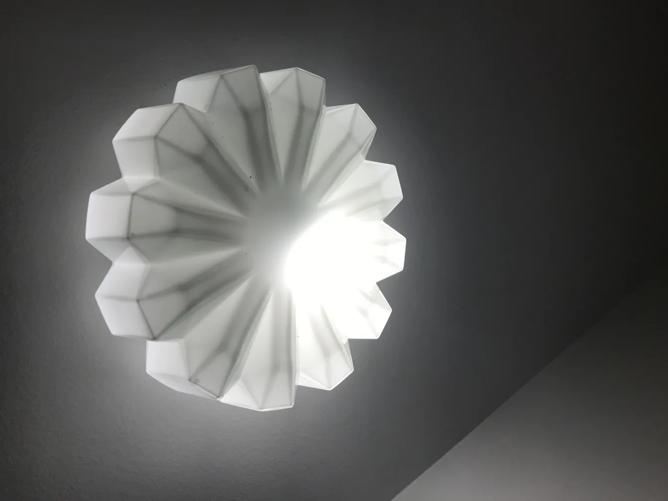 plafón antiguo con forma de estrella y luz brillante