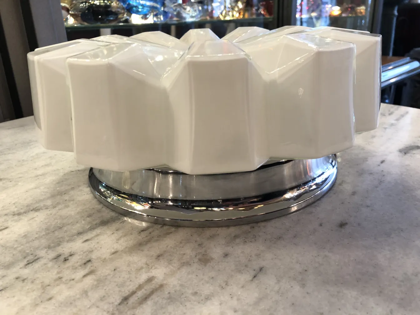 plafoniera antica con design geometrico di colore bianco