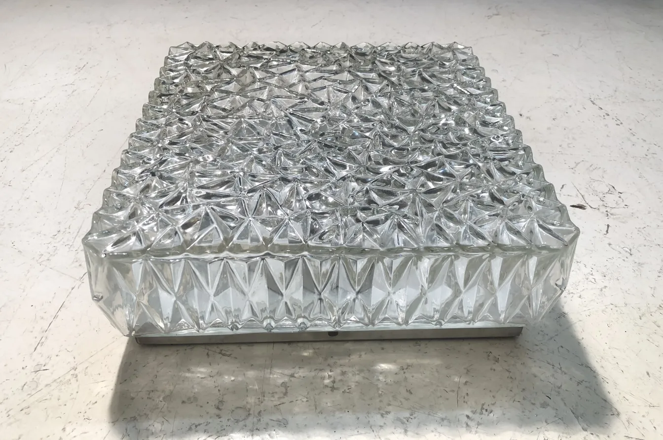 plafón antiguo con diseño de cristal