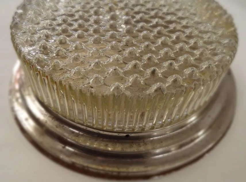 plafonnier ancien avec texture décorative