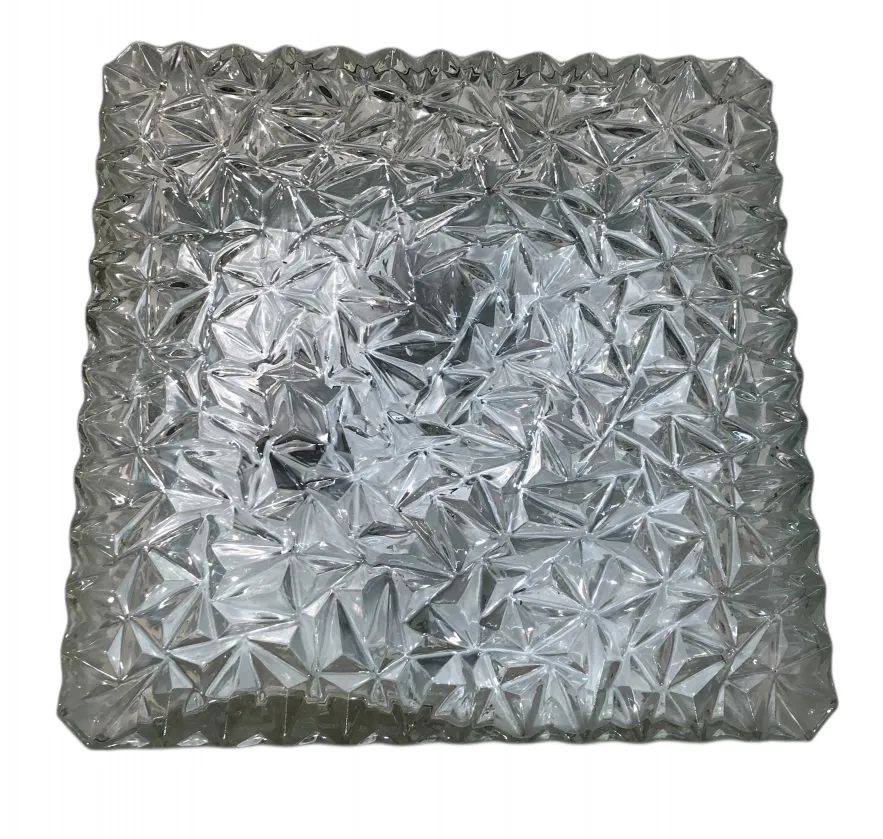 Plafoniera antica con design in vetro, aspetto lucido e decorativo.