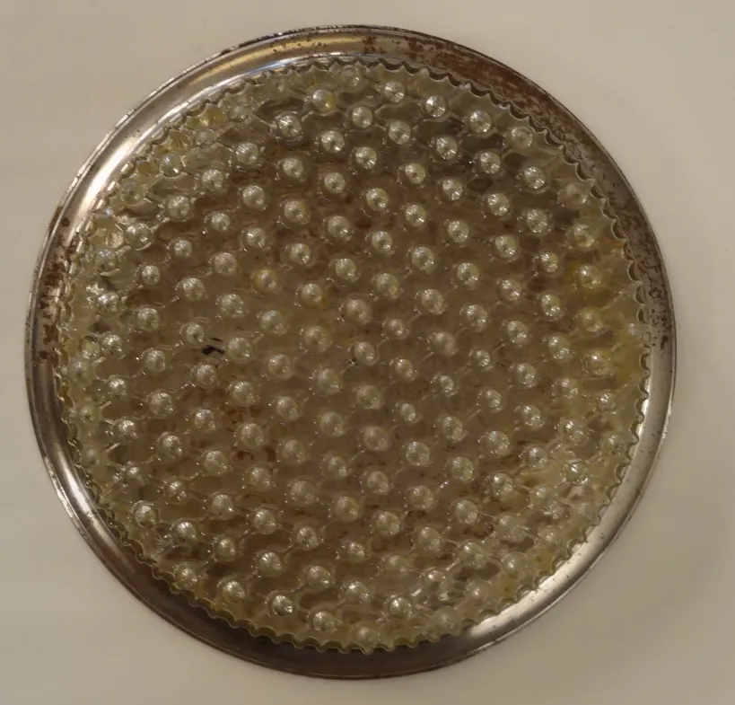 plafon antiguo con diseño esférico y acabado metálico