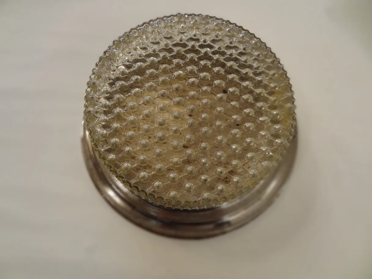 고전적인 모양과 질감을 가진 천장 등