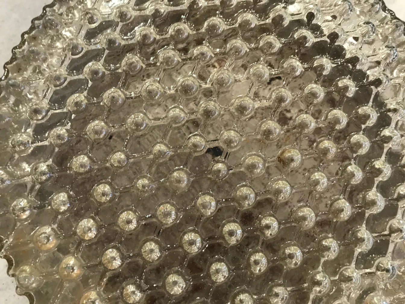 plafonnier ancien en forme de bulles dans un environnement éclairé