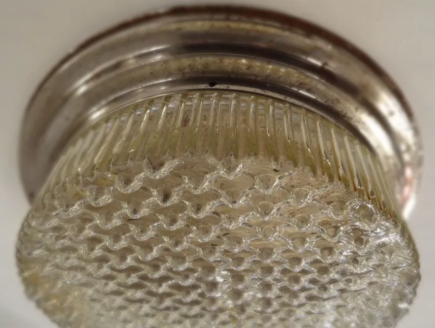 plafon antiguo de cristal con diseño acanalado