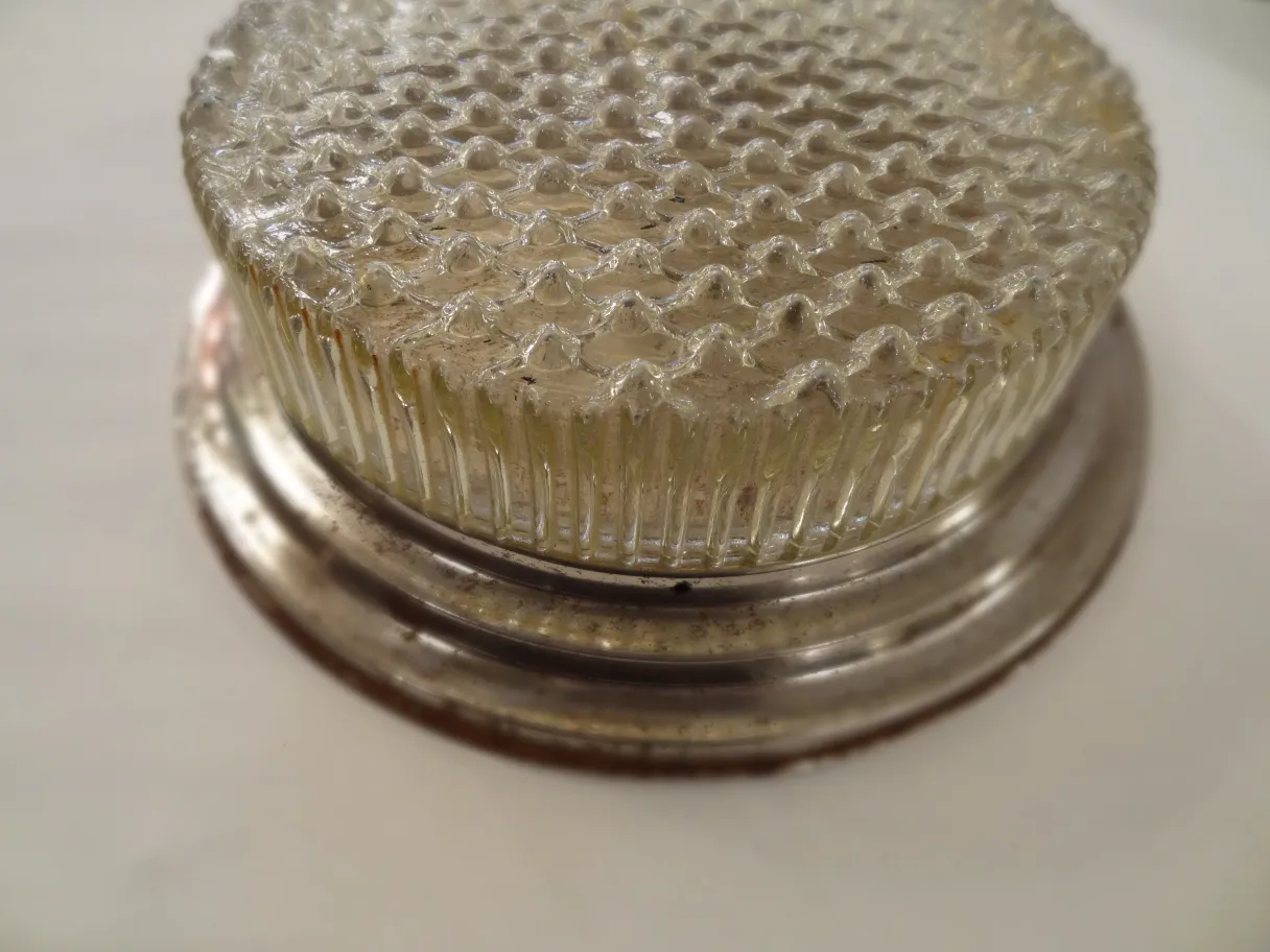 古老的天花板灯具，带有纹理玻璃设计和光亮的底座，适合优雅的环境