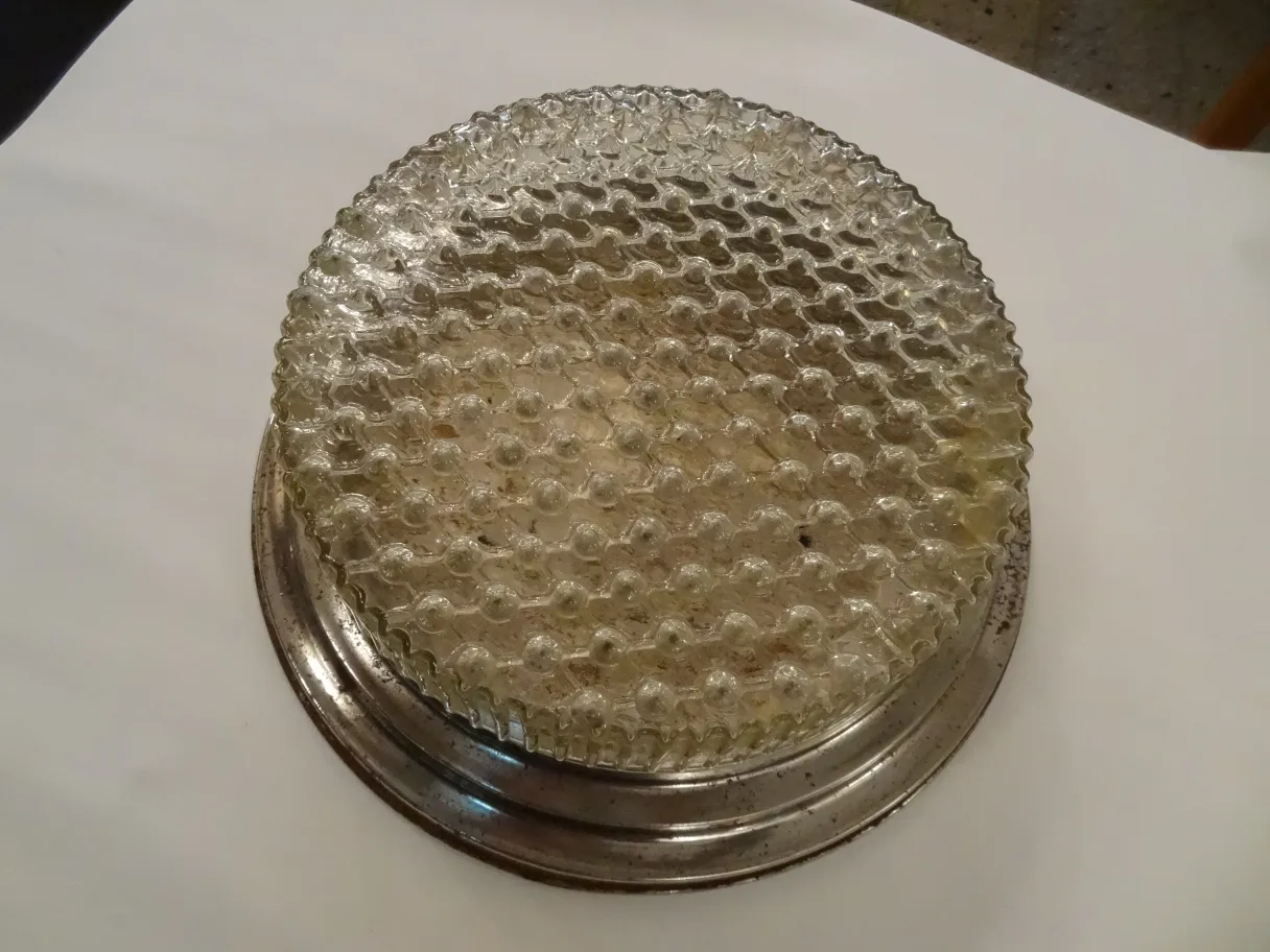 Plafón antiguo con diseño de burbujas. Ideal para iluminación.