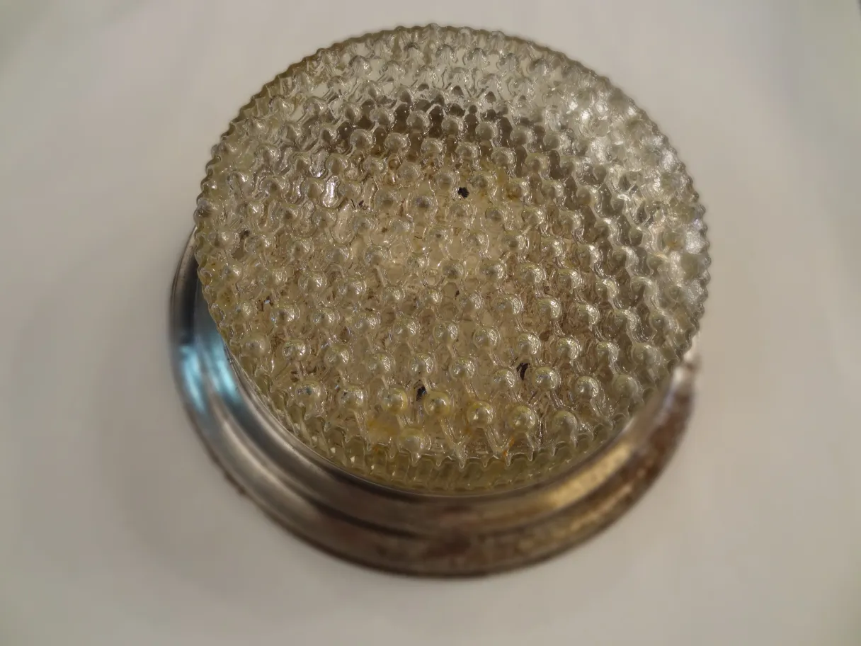 luz de teto antiga com design decorativo texturizado