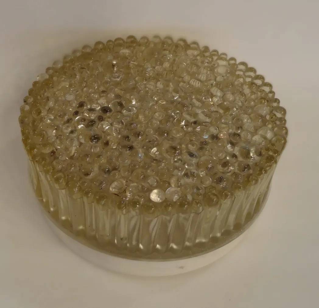 plafonnier ancien arrondi avec un design brillant