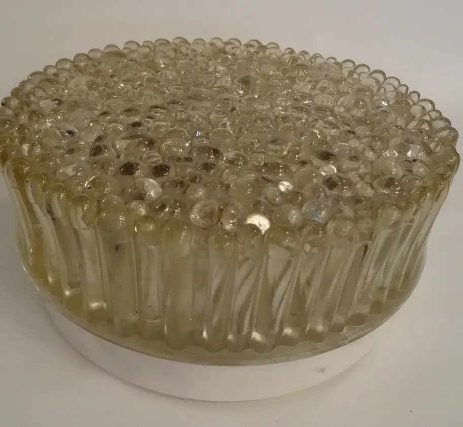 plafón antiguo con superficie de burbujas en ambiente neutro