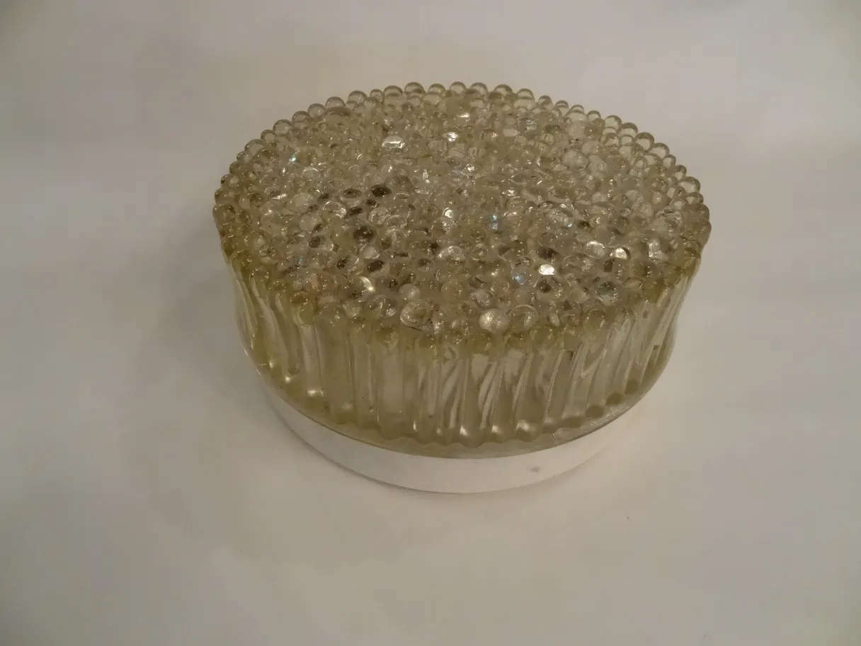 Luz de teto antiga com design decorativo e detalhes brilhantes