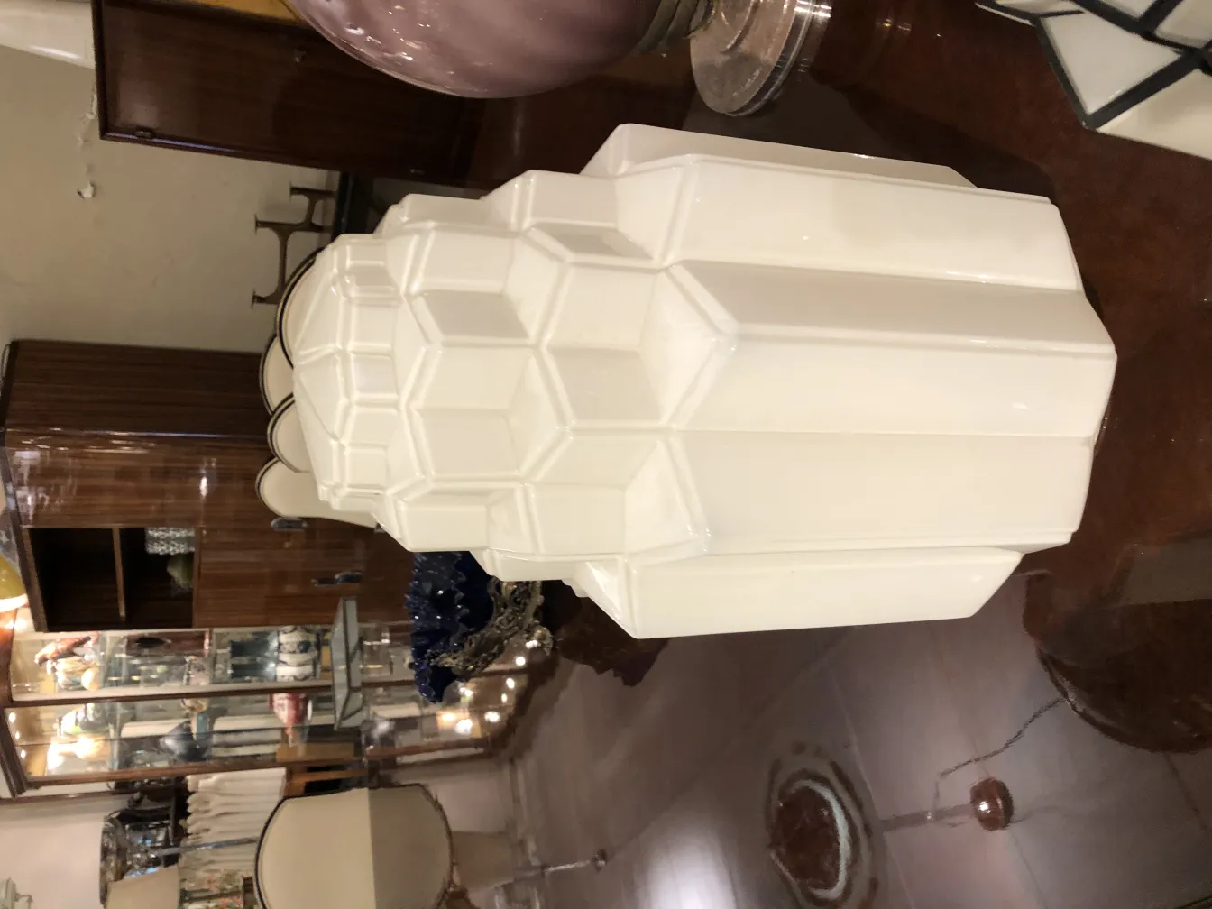 duas luzes de teto antigas com design hexagonal