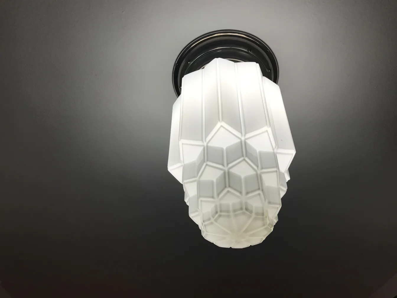 2 plafones antiguos con forma redondeada y elegante iluminación