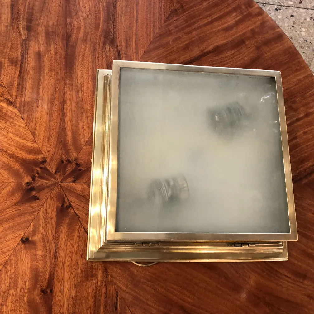 Duas luzes de teto antigas com design clássico, suaves e elegantes.