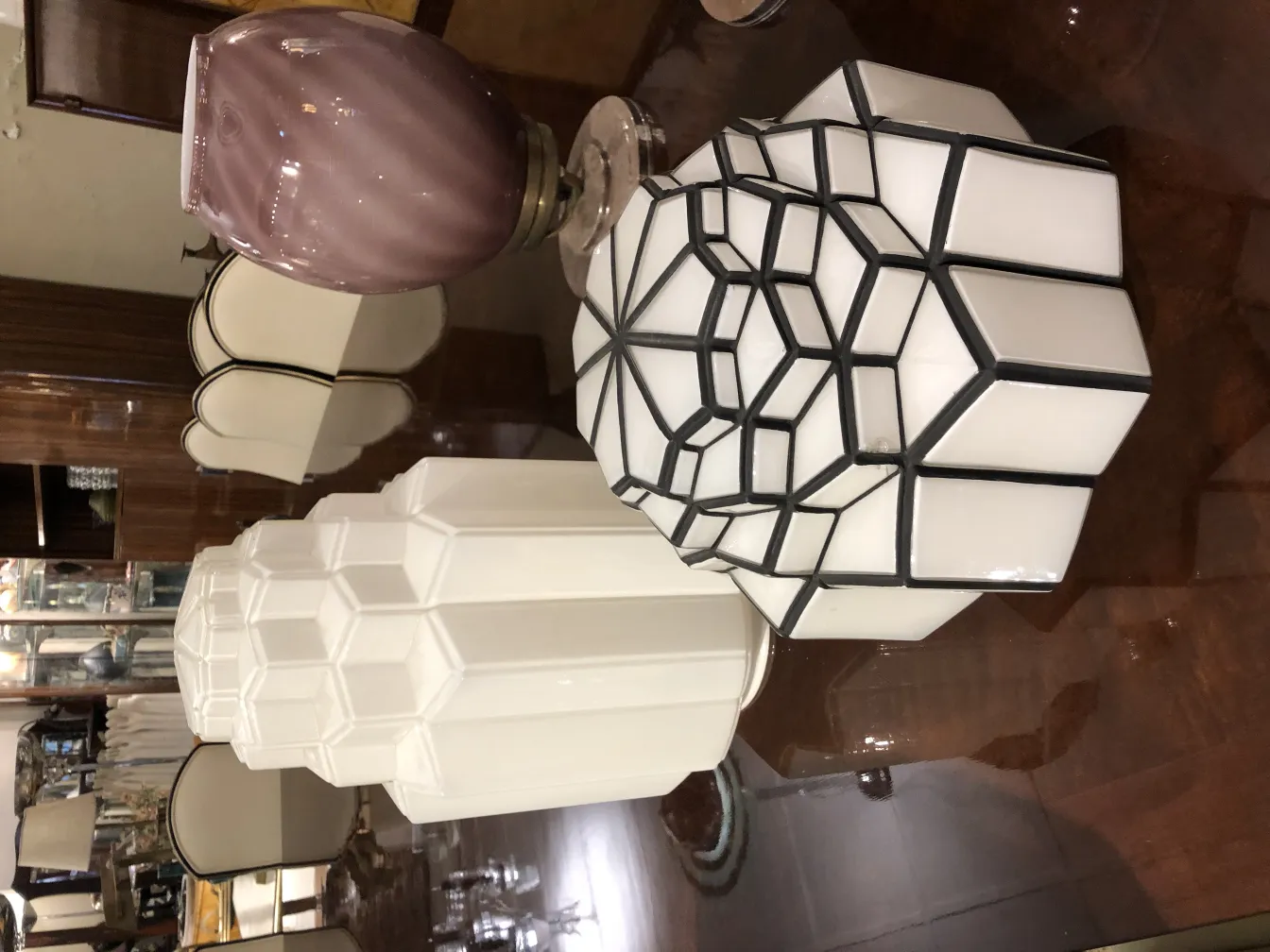 Duas luzes de teto com formas geométricas em um ambiente elegante