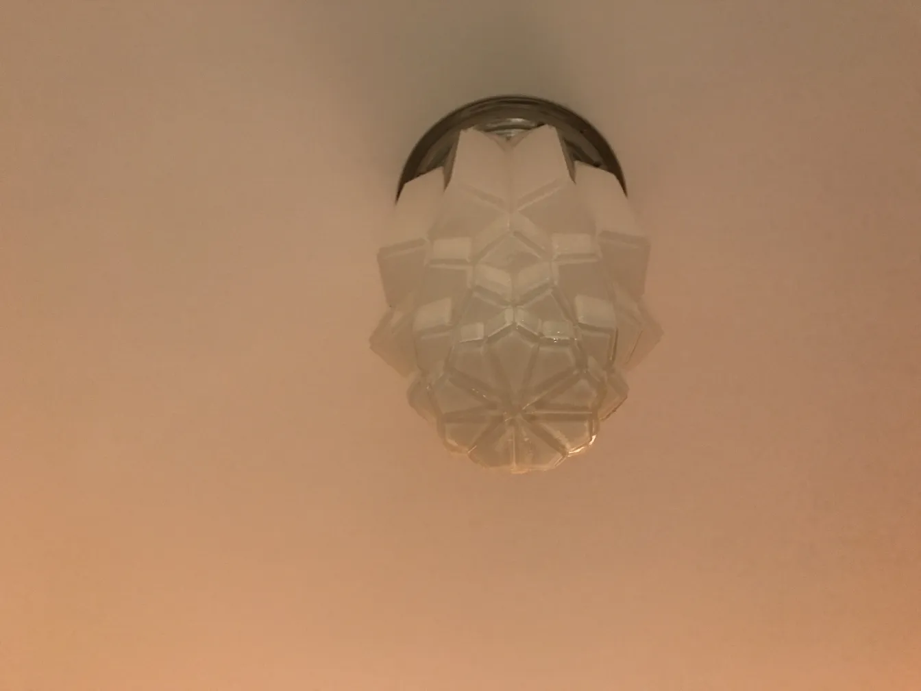 古いシーリングライトがクラシックデザインの部屋を照らす