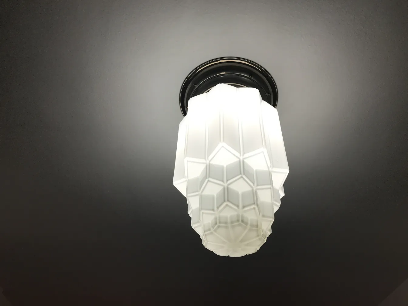 2 plafones antiguos con forma geométrica colgando del techo