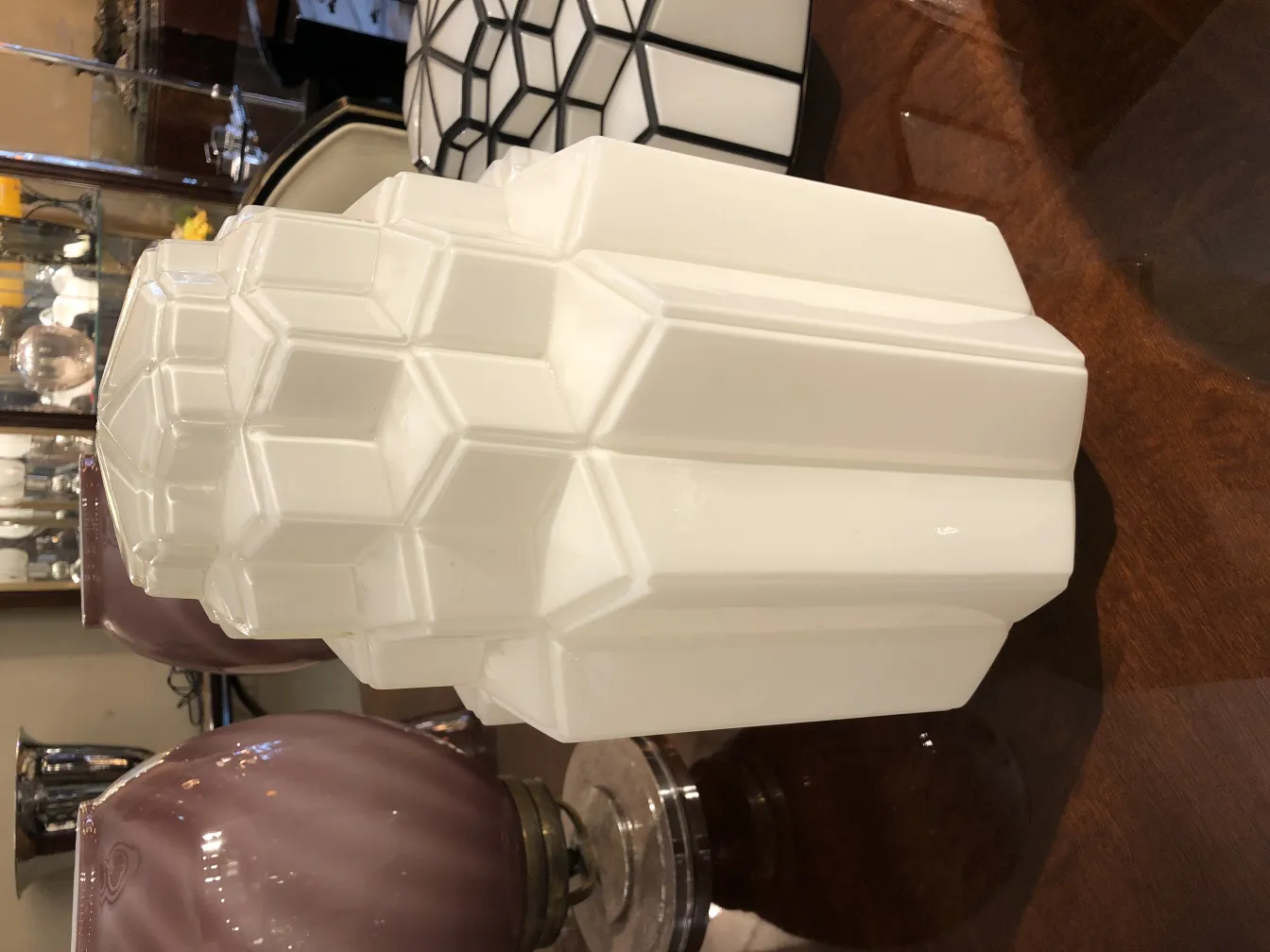 Dos plafones antiguos de diseño geométrico con fondo decorativo