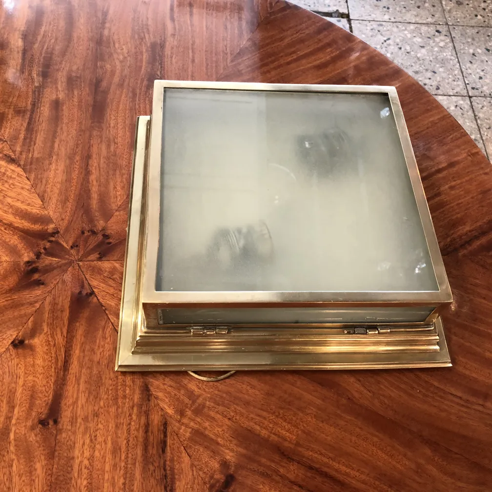 Deux plafonniers anciens pour éclairage avec un design classique sur une table en bois.