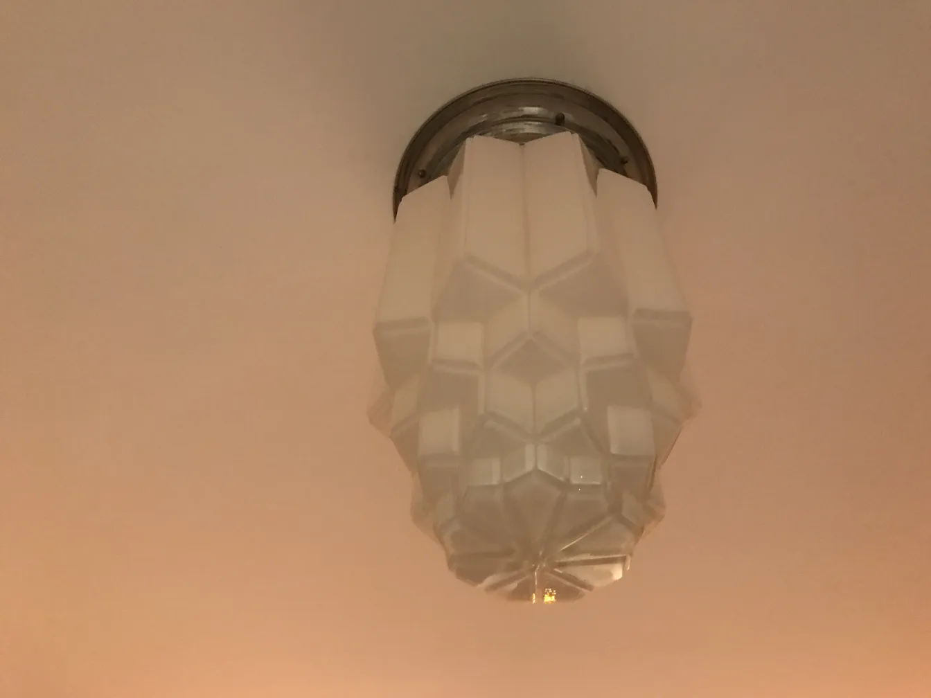 2 plafones antiguos con formas geométricas en una habitación iluminada