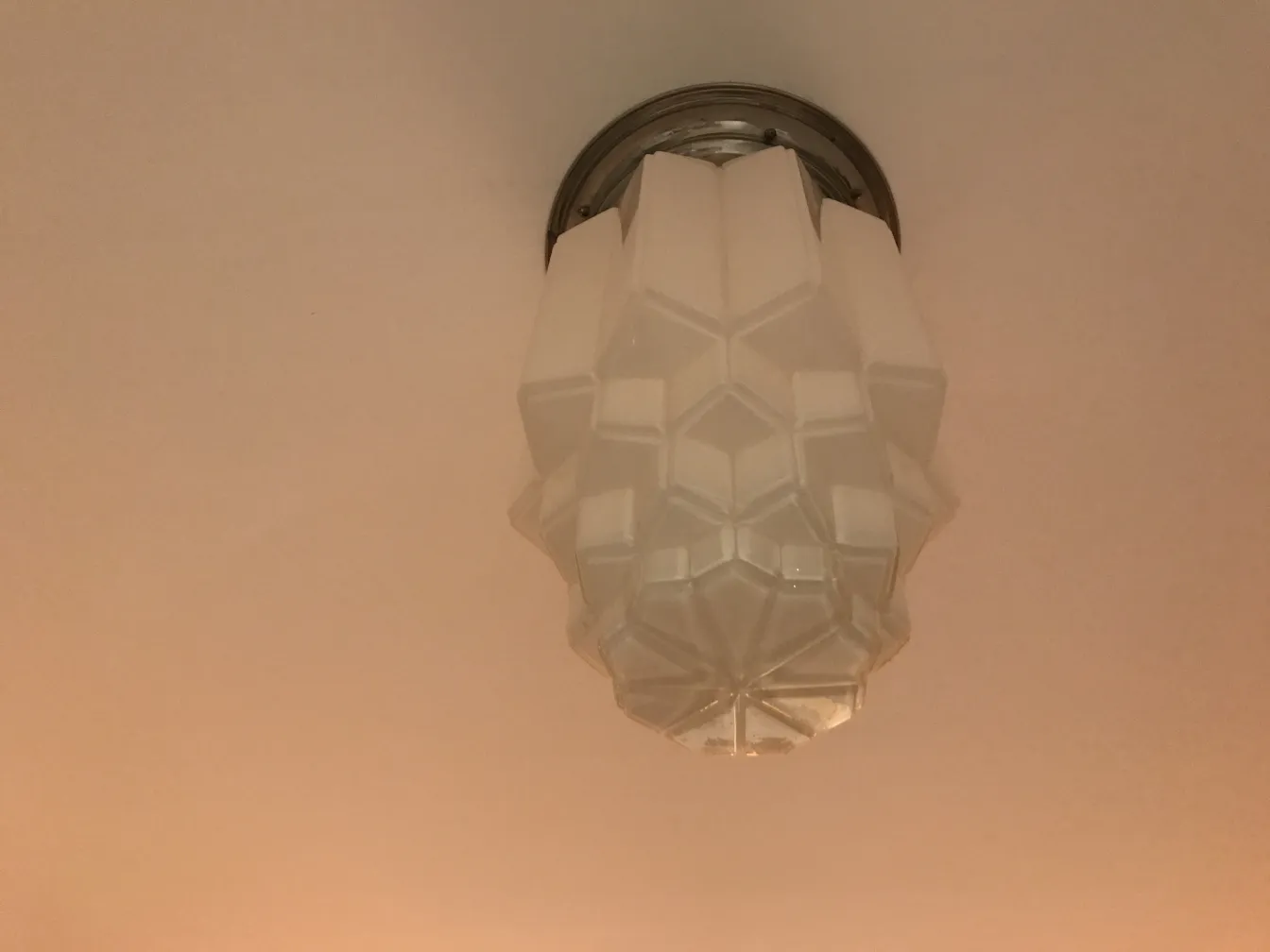 Plafones antiguos con diseño único, iluminando el espacio.