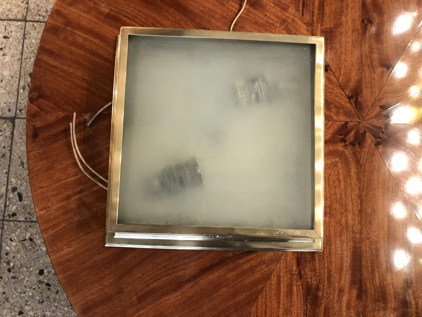 两盏古董吸顶灯在温馨的环境中散发柔和的光线