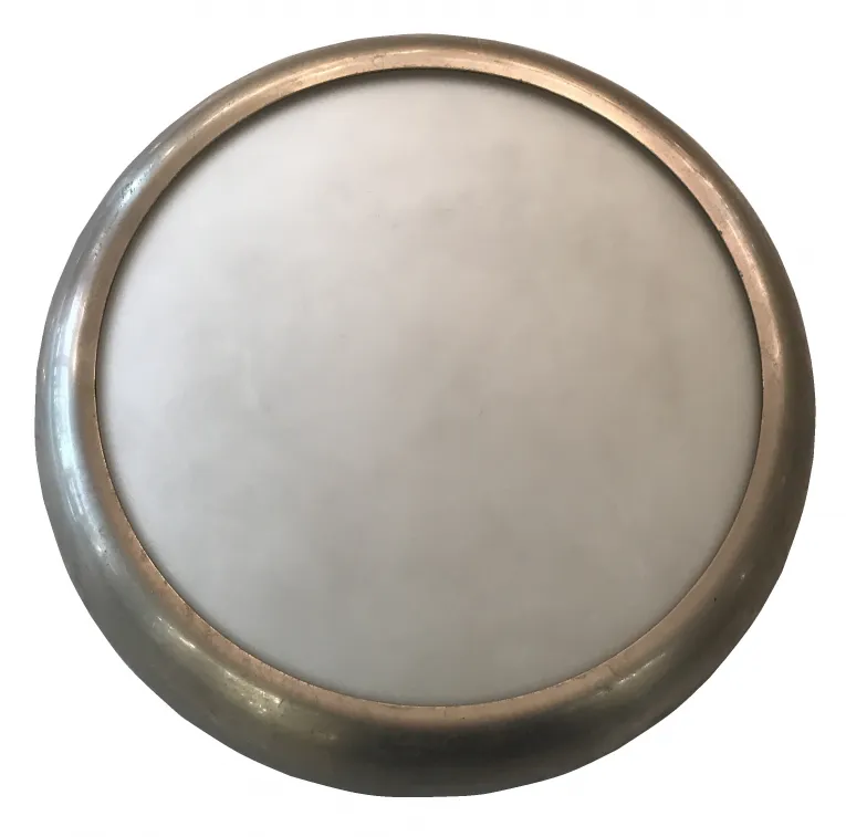 deux plafonniers anciens ronds avec un design simple