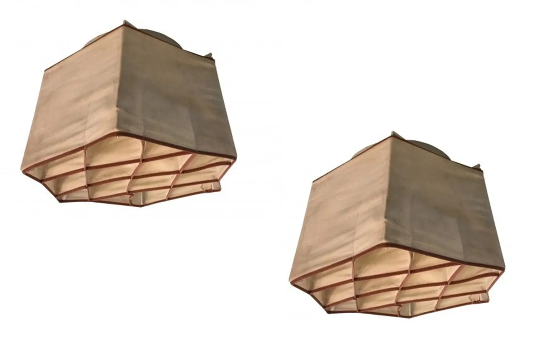 Deux plafonniers avec un design unique suspendus dans un cadre moderne.