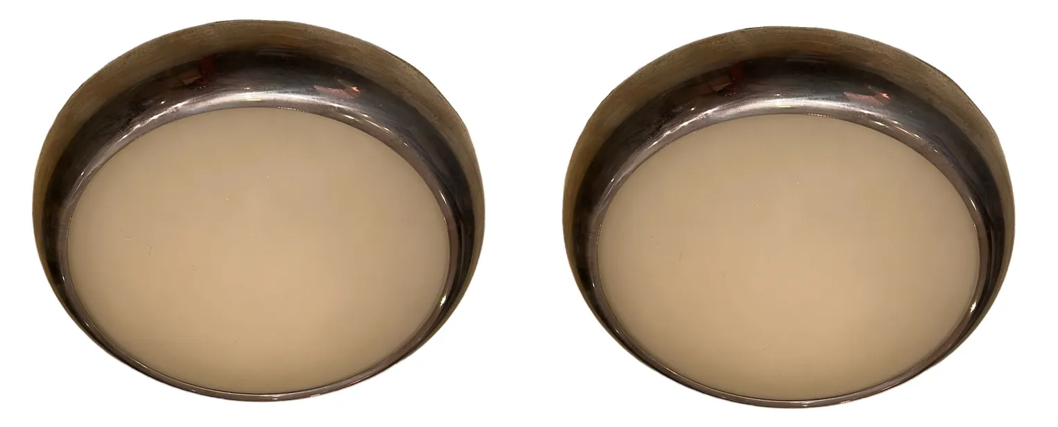 Duas luzes de teto antigas iluminando um espaço