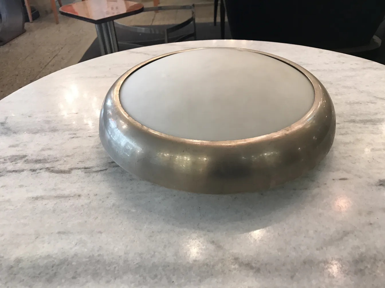 Plafoniere antiche con forma rotonda ed elegante su un tavolo