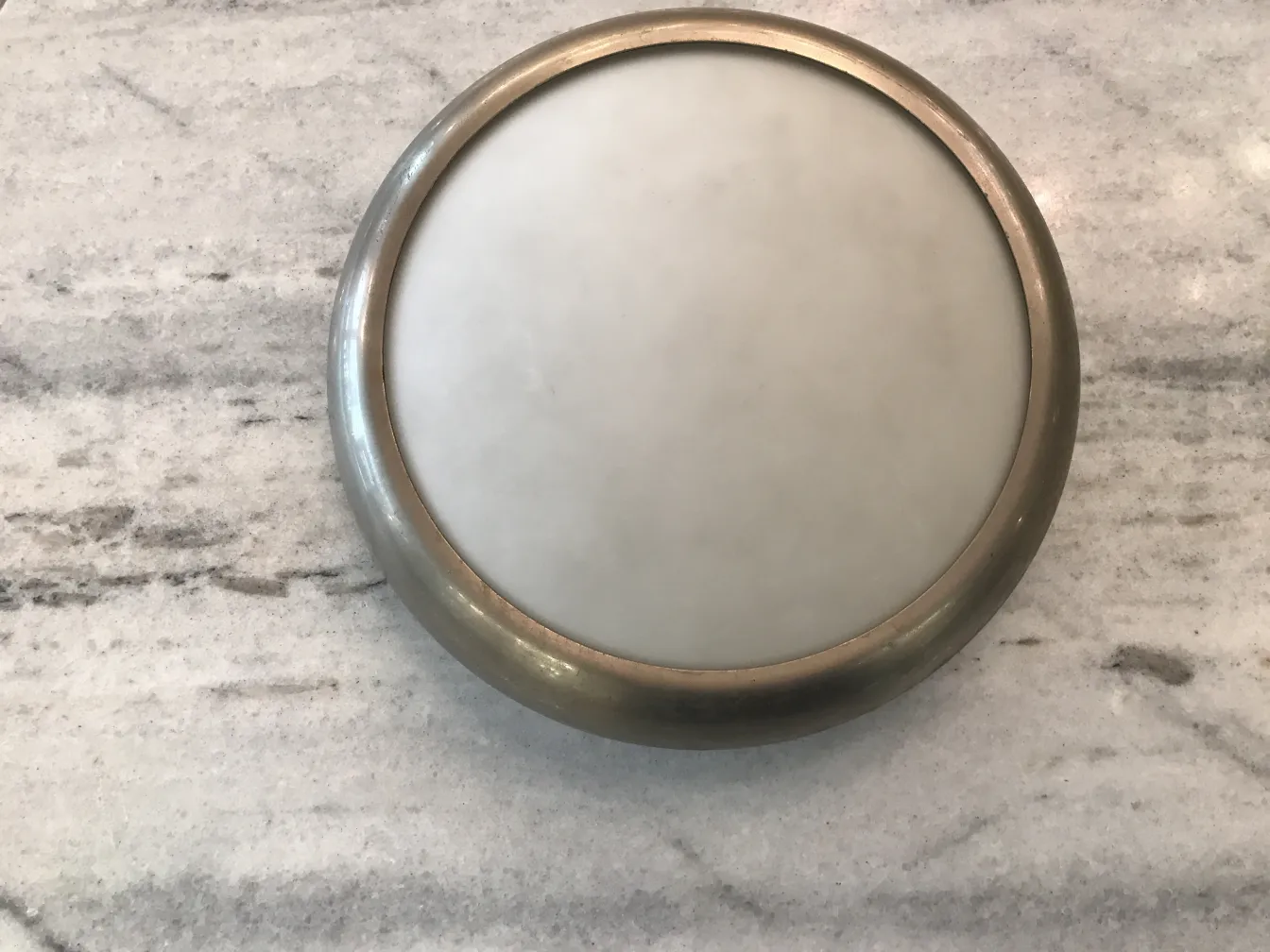 Duas luzes de teto antigas redondas com luz difusa em ambiente elegante