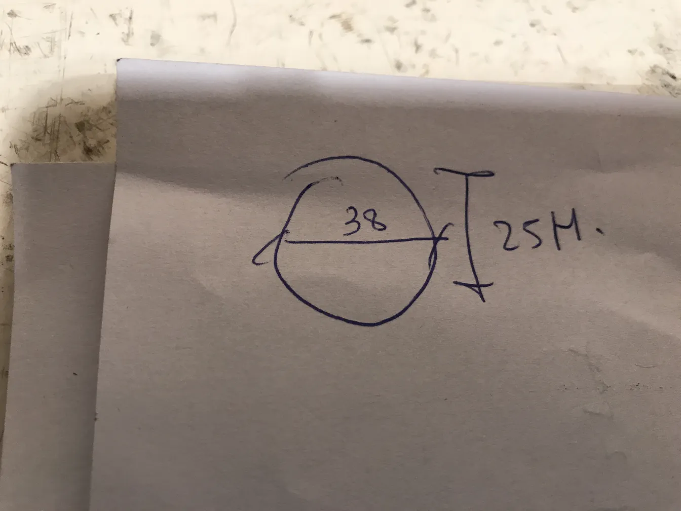 Dos plafones antiguos con un diseño circular y dimensiones visibles