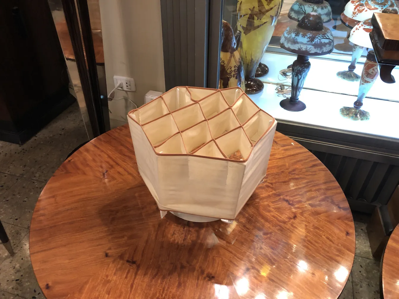 Dos plafones antiguos en una mesa de madera, decorativos