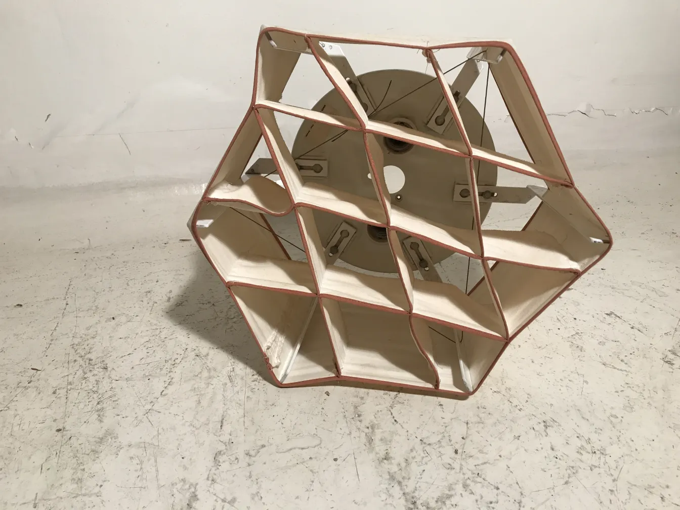 两盏古董吸顶灯，具有独特的几何形状