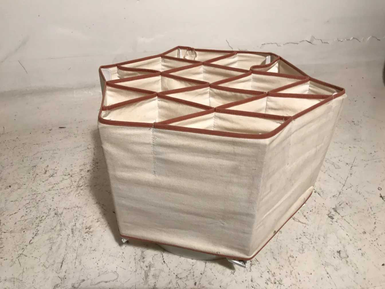 Deux plafonniers anciens au design attrayant et à l'éclairage doux.