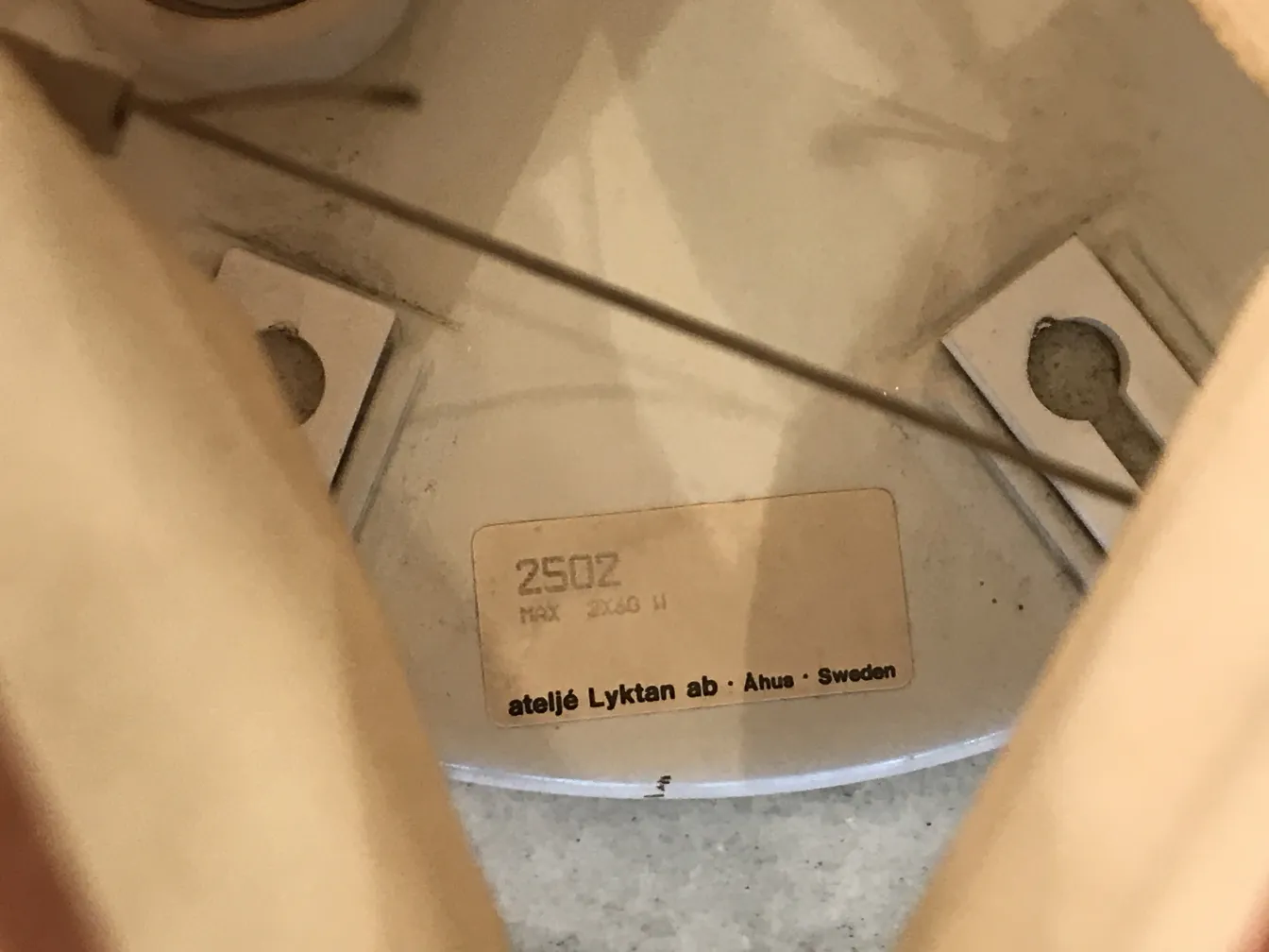 古老的吸顶灯，带有两个光源