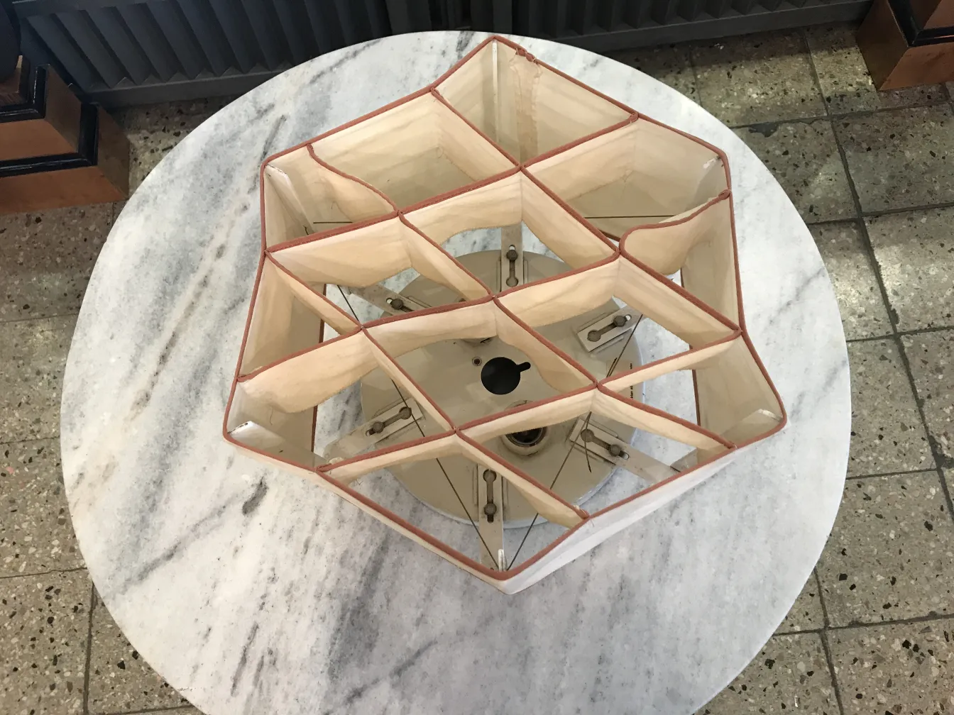 deux plafonniers anciens avec un design géométrique et une structure visible, ambiance éclairée