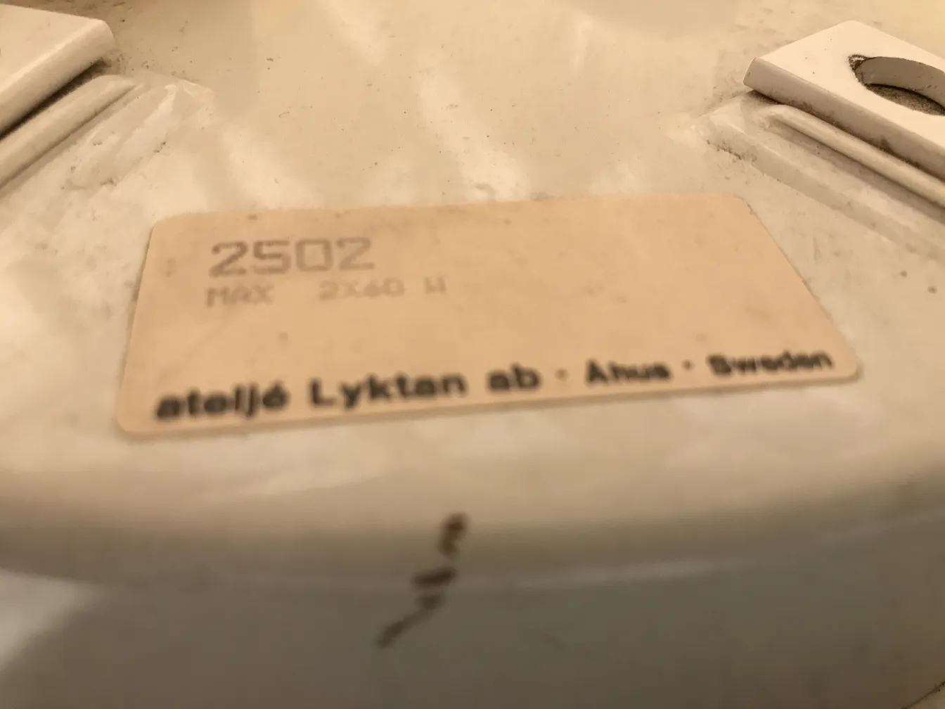 2 antique Deckenleuchten mit klassischem Design, in einem gemütlichen Ambiente.